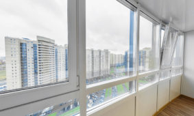 Остекление балконов окнами из алюминия или пластика